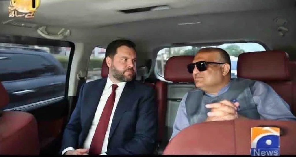 nadeemsaeed007's tweet photo. آپ امریکہ جیسے بڑے ملک کے نائب صدر ہیں، کھانے پینے کا شوق تو رکھتے ہوں گے۔ آپ کو کھانے کی دعوتیں تو بہت ملتی ہوں گی۔ آخری بار آپ نے اپنے پلے سے روٹی کب کھائی تھی؟ 😁😂 منقول

 #IslamabadTalks https://t.co/aGQqc5KMV0