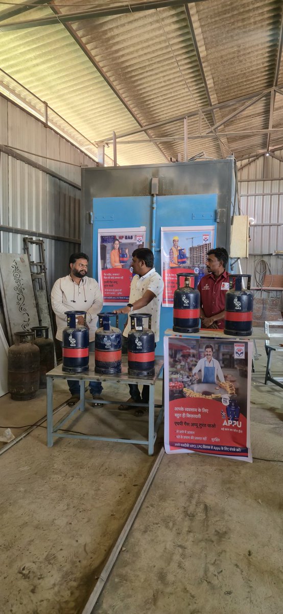 GoaLpg_hpcl's tweet photo. Shri Nageshwar HP Gas organised #5Kg appu Camp at #Bhogavti #SwamiFabtekIndustries. Migrant workers are rqstd to remain #Calm.
Visit nearest HP Gas Distributor with valid ID &amp; take 5KgCylinder.

#NoPanic #Kolhapur
@HardeepSPuri @TheSureshGopi @PetroleumMin @neerajmittalias @HPCL https://t.co/EYmlWN5NdB