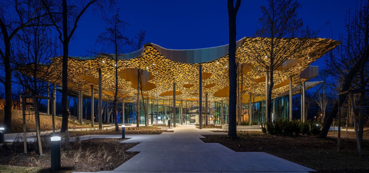 Archello's tweet photo. At the House of Music Hungary in Budapest, Sou Fujimoto Architects composes a porous roofscape punctured with openings, filtering light through a delicate steel structure.
https://t.co/CQiVxWDJX7
#LightweightStructure #GlassArchitecture #SpatialPorosity https://t.co/ReyCyFKzPx