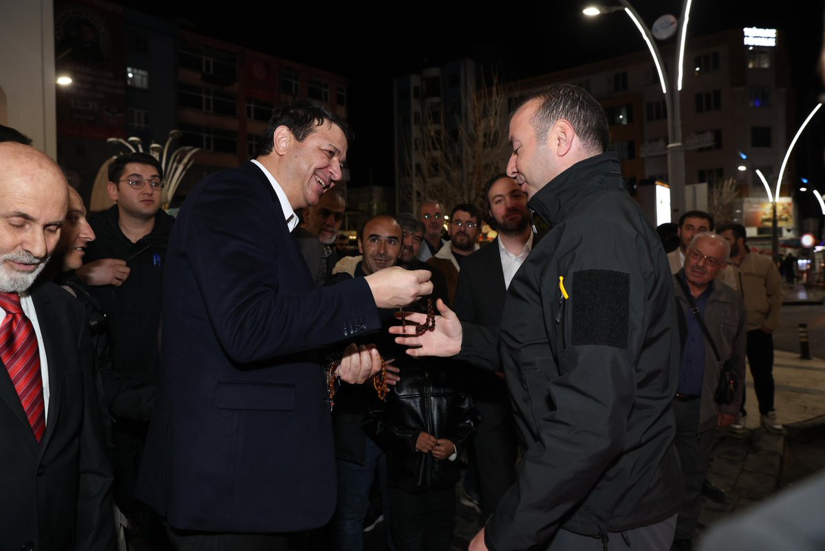 Genel Başkanımız Mahmut Arıkan, Türk Polis Teşkilatı’nın 181. kuruluş yıl dönümü vesilesiyle Batman temasları sırasında kendisine eşlik eden emniyet mensuplarımızın Polis Günü’nü tebrik etti.