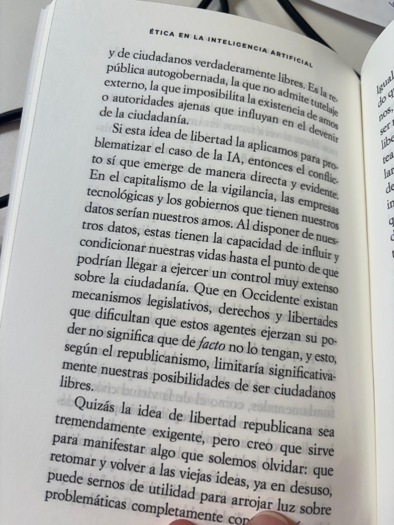 _filco's tweet photo. «En el capitalismo de la vigilancia, las empresas tecnológicas y los gobiernos que tienen nuestros datos serían nuestros amos [...] Tienen la capacidad de influir y condicionar nuestra vida hasta el punto de que podrían llegar a ejercer un control muy extenso sobre la ciudadanía» https://t.co/vAuPUZOEFS