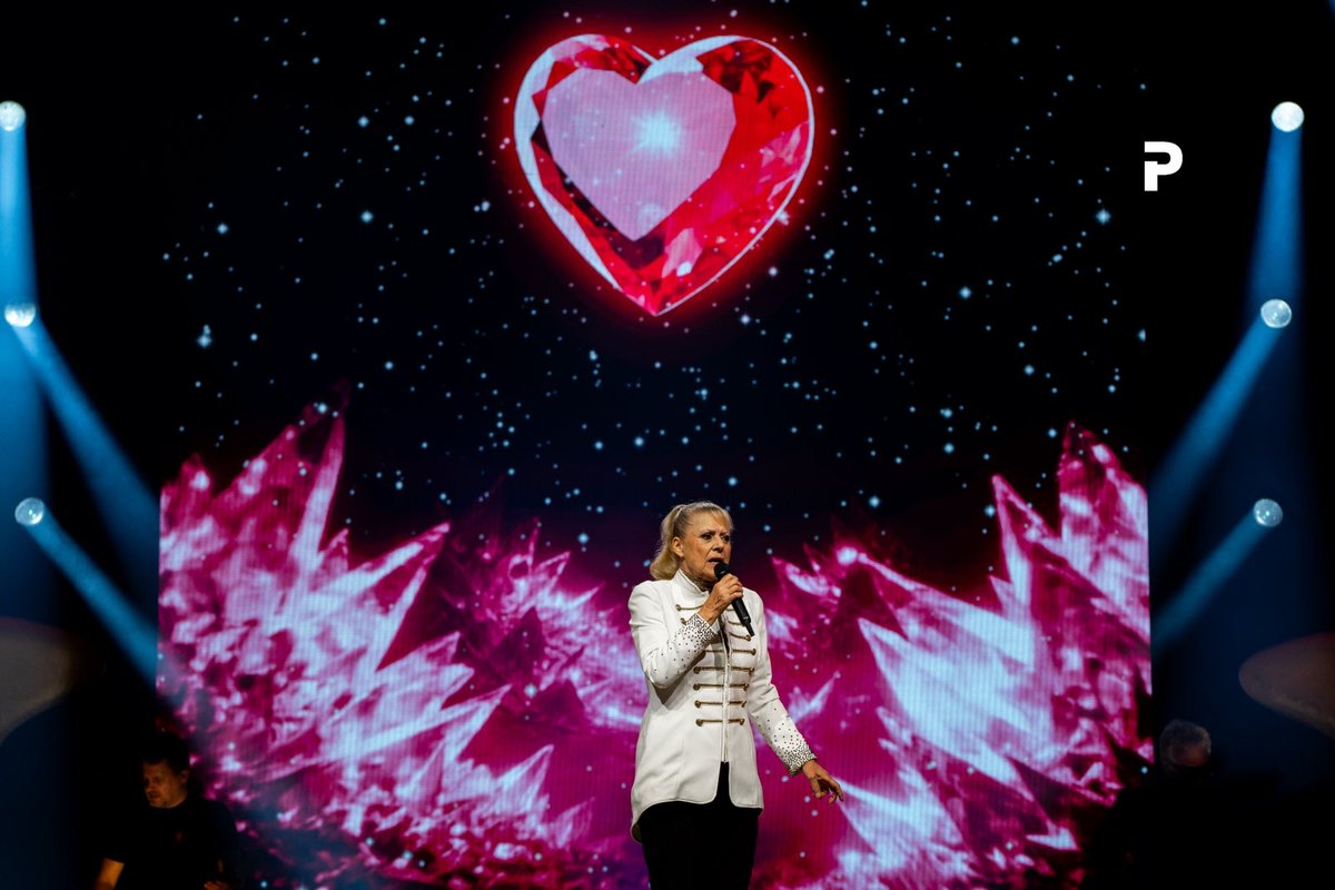 leprogreslyon's tweet image. 📸 #Dorothée a fait son grand retour à la Halle Tony-Garnier de #Lyon. Découvrez les images du concert prises par notre photographe @LiponneN  
Les photos de la soirée sont disponibles ici➡️leprogres.fr/culture-loisir…