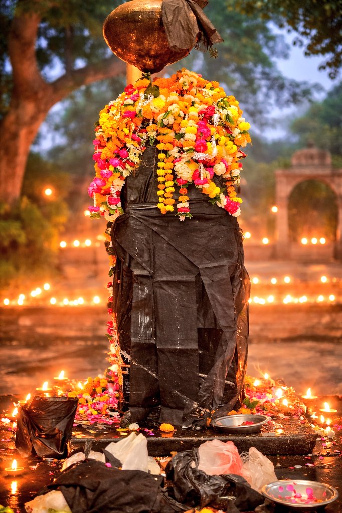 हर शनिवार उसके साथ कुछ बुरा जरूर होता था, नौकरी गई, दोस्त दूर हुए… वो खुद को बदकिस्मत मानने लगा था।

एक दिन किसी ने कहा, ‘शनि का प्रकोप है तुम पर वह डर गया और पहली बार मंदिर पहुंचा…

मंदिर में पुजारी ने उसकी बात सुनी और मुस्कुराकर पूछा कभी किसी का हक मारा है या किसी को रुलाया