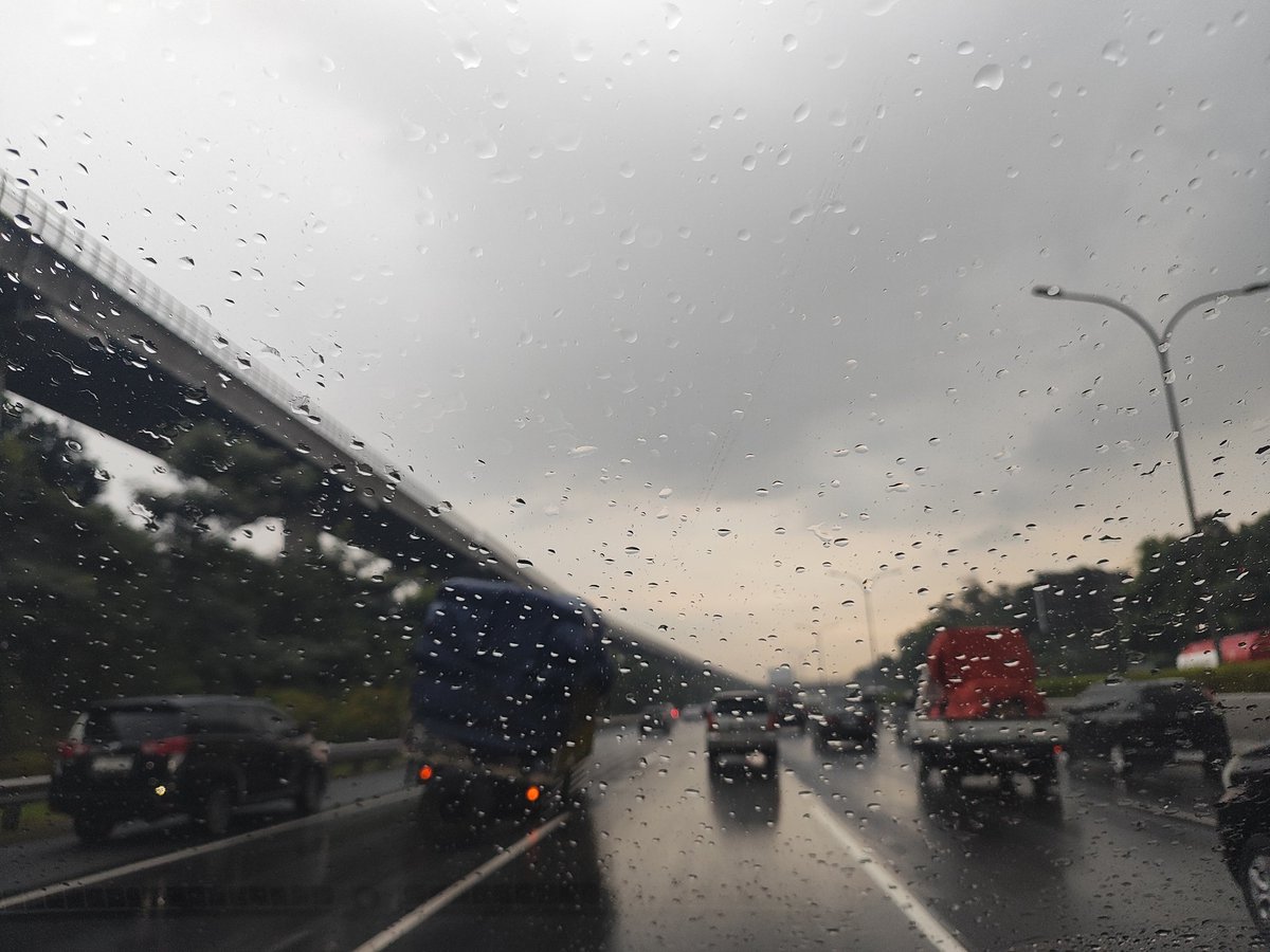 javakoek40's tweet photo. @PTJASAMARGA @RadioElshinta kendaraan gangguan lajur 1 tol Jagorawi arah Jakarta Km 11,5 https://t.co/lKheh9L3Wj