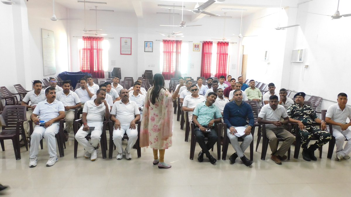 03Bn SSB लखीमपुर में डॉ. श्रुति कक्कड़ (मनोवि.) द्वारा जवानों के मनोबल को सुदृढ़ करने हेतु पाठशाला का आयोजन किया गया।यह पहल न केवल उनके मानसिक स्वास्थ्य को सशक्त बनाने में सहायक सिद्ध होगी बल्कि उनके कर्तव्य निर्वहन में भी सकारात्मक ऊर्जा प्रदान करेगी। <a href="/SSB_INDIA/">Sashastra Seema Bal</a> <a href="/SectorSsb/">@SSBSHQLAKHIMPUR</a>