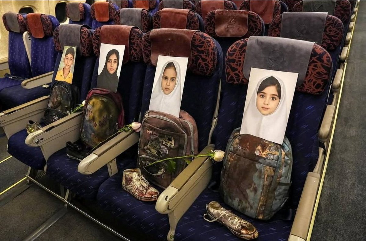 KNSKashmir's tweet image. #Iranian 

Iranian Parliament Speaker Mohammad Bagher Ghalibaf and Foreign Minister Abbas Araghchi look at damaged bags and shoes placed in an airplane cabin, along with pictures of four children from Minab.

#IranvsIsrael #Irannews #iran #IranWar #iranisraelwar