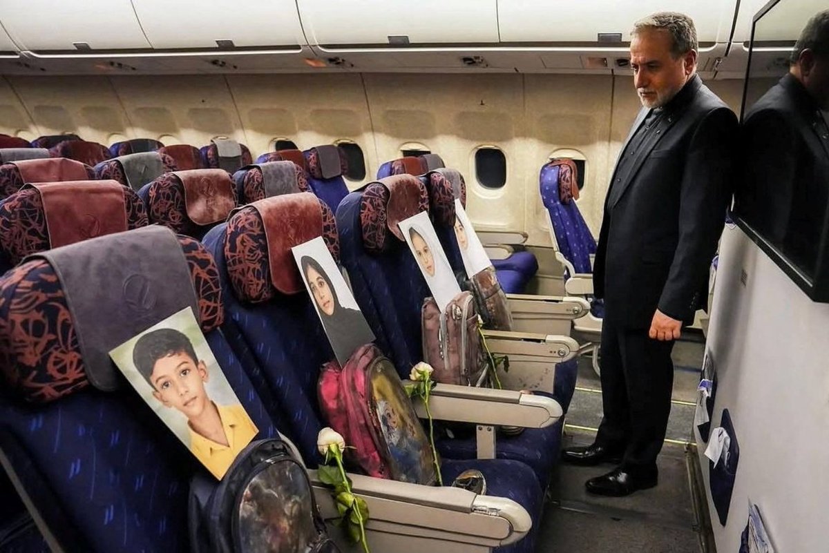 KNSKashmir's tweet image. #Iranian 

Iranian Parliament Speaker Mohammad Bagher Ghalibaf and Foreign Minister Abbas Araghchi look at damaged bags and shoes placed in an airplane cabin, along with pictures of four children from Minab.

#IranvsIsrael #Irannews #iran #IranWar #iranisraelwar