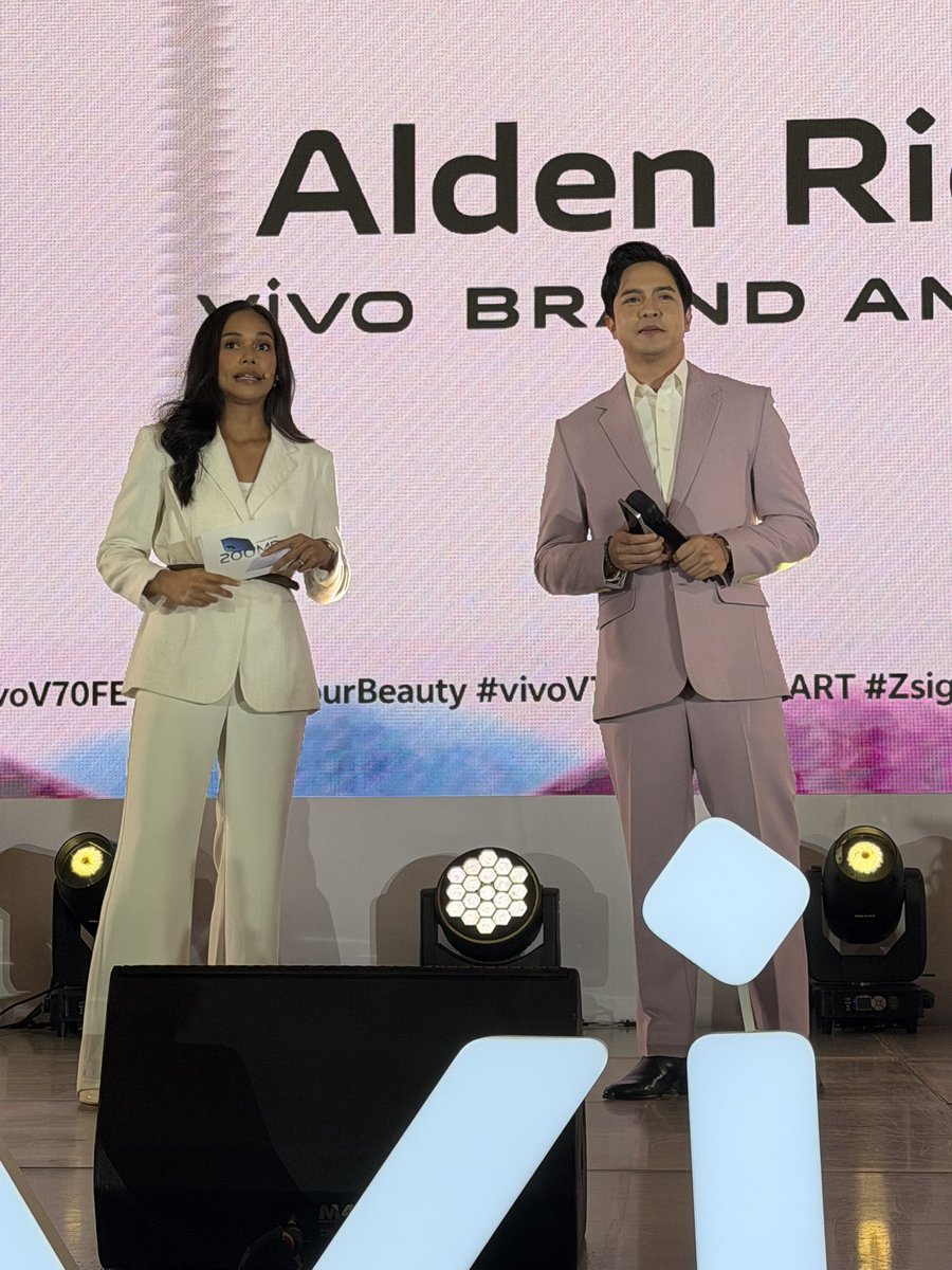 ATeamCommunity's tweet photo. He’s heeeeere!!!

Our KING is HERE! 👑

MR. ALDEN RICHARDS!!!

@aldenrichards02  @vivo_phil 
#vivoV70FExALDEN 
#vivoV70FE
vivoShineBright LikeALDEN https://t.co/dlvxyYHlhK