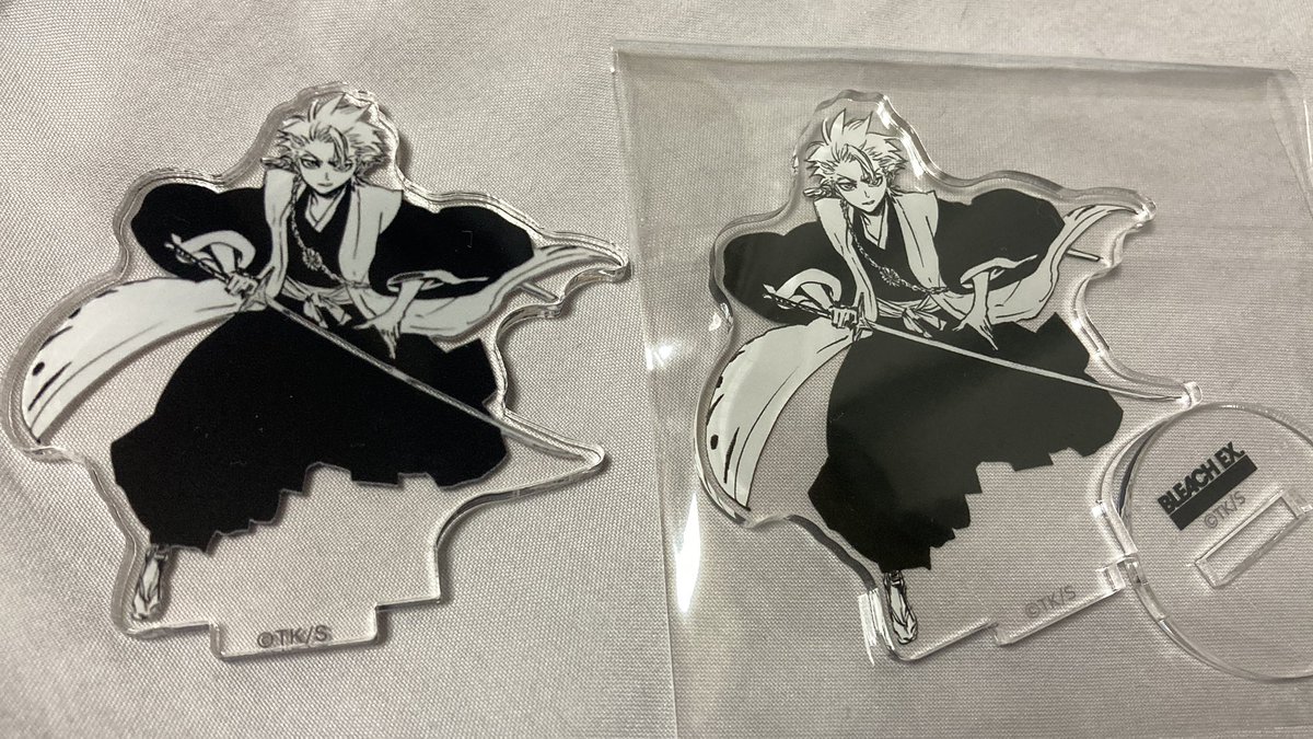 emr_mtk's tweet photo. 前にポストした偽物のアクスタの件ですが、一応軽く注意喚起程度に
←偽物　　本物→
見分けとしては
①イラストがぼやけている
②イラストの一部（白い部分）がはげている
③裏面が白い印刷面ではなく反転している
④アクスタ側面がガタガタで、真ん中に2枚重ねたような線がある https://t.co/9rIUUjK7Kg