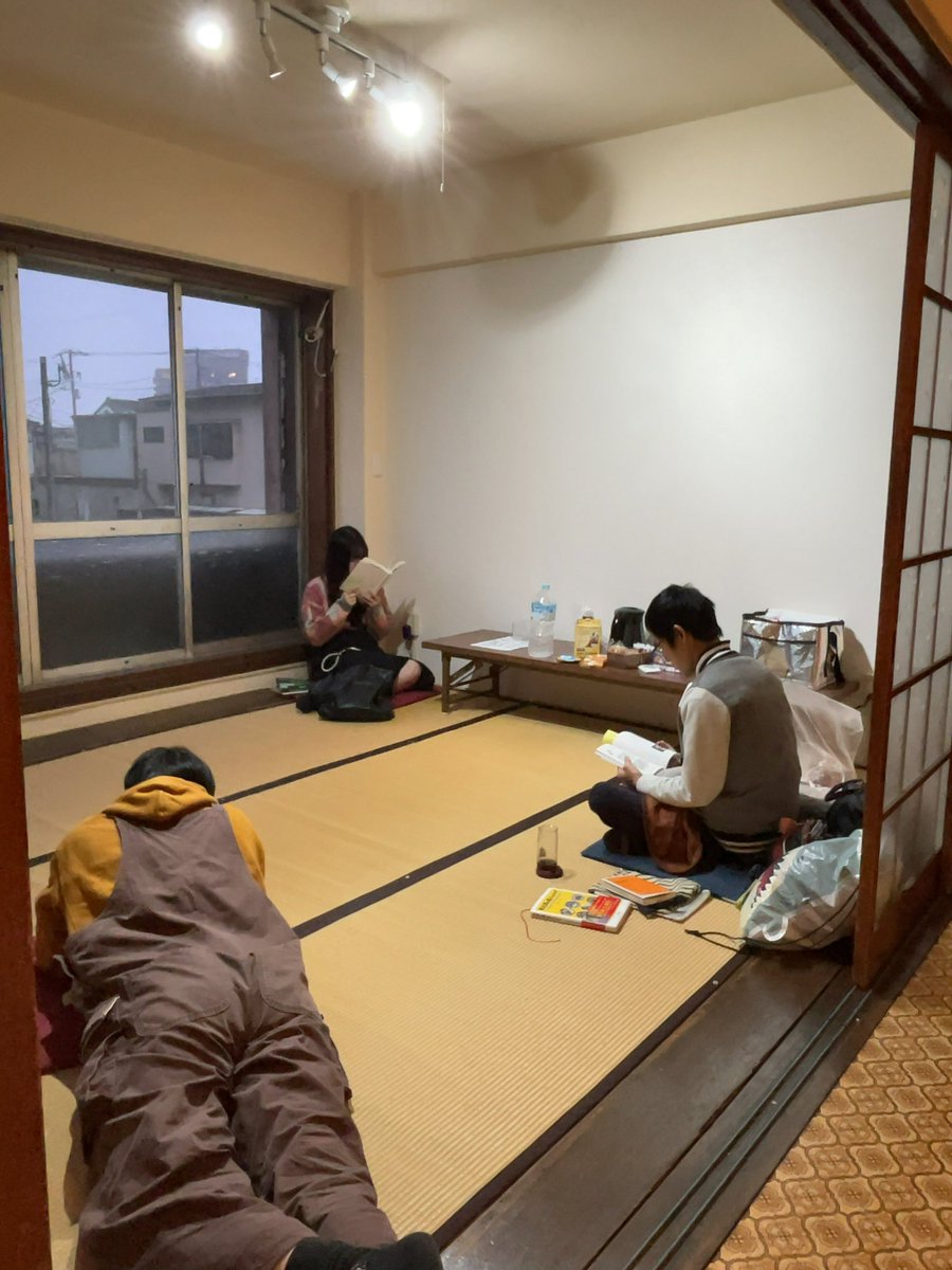 usami_chudo's tweet photo. 4月の #積ん読読み場 は4/25(土)13:00~ です。場所は土浦市の #がばんクリエイティブルーム @gaban_tsuchiura 。２階の和室でごろごろしながら、それぞれ読書するだけのイベント(?)です。ゴールデンウィーク突入前に、体を「読書モード」に調節しましょう。 https://t.co/VJ5kzUDXvD