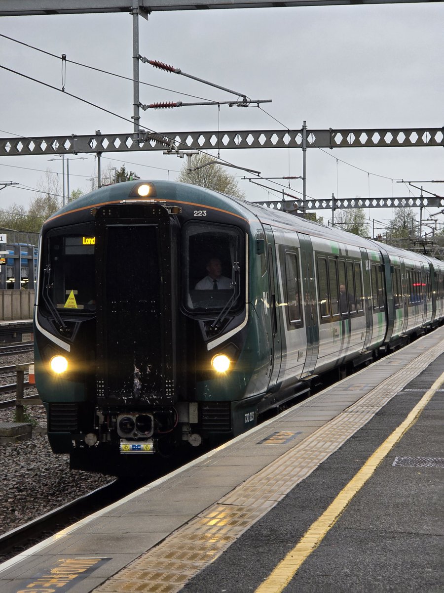 trainfanmatt's tweet image. Today was supposed to be a 50 to South Wales but you can never trust a 50 eh @thesatnav89 🙄😁

So instead it's a 730 and then a 170 to Derby to start the day. Not much difference really!