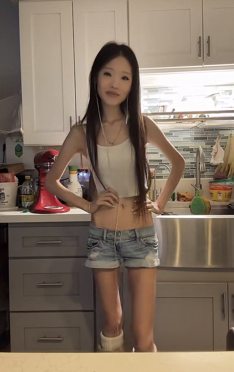 miuanacandy's tweet photo. what bmi do you guys think she is?? i need this build https://t.co/YUko91kjC1