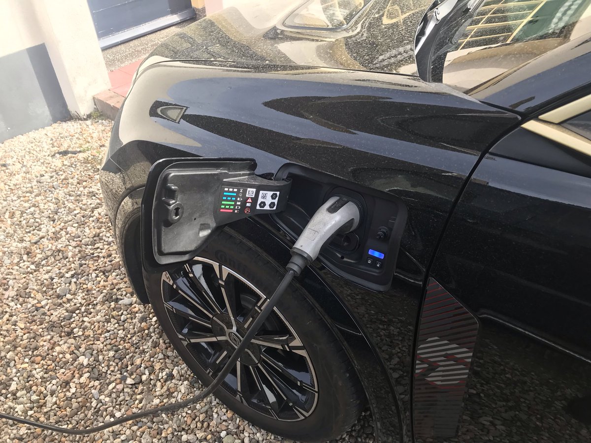 Stel je eens voor dat je nu je auto zou kunnen voltanken voor de helft van de prijs… wat zou je doen?
Auto hangt nu aan de stekker.