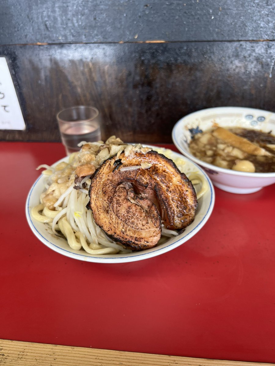 shoki28209145's tweet photo. 蓮爾　登戸
えびつけ麺1300円　ニンニクアブラ
巻きチャー　200円
今日は暑いのでつけ麺です。両隣のお客さんもつけ麺を頼んでました。
えびがジョリっと入ってます。巻チャーもギュチ豚でした。 https://t.co/7e6S42hbqh