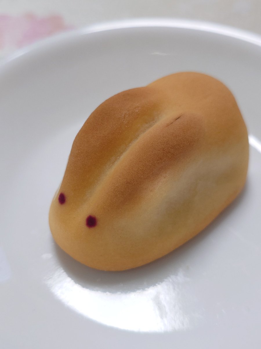 melonpan093's tweet photo. うさぎさん。
因幡の白うさぎちゃん！
かわいー
そして美味しい！！！
滑らかしっとり…

これの製造動画見たら買うしかなくなる https://t.co/MbByxwed7D