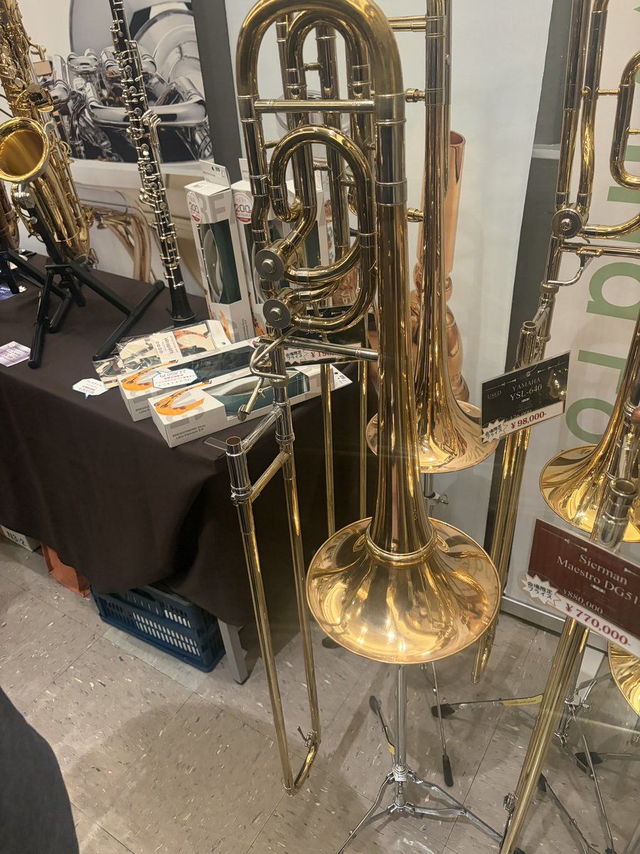 iida_noriyansky's tweet image. 今回、トロンボーンは少なめだそうな。
惹かれたのが、
ホルトンTR281のメダルの無い70年代
OIDSレコーディング凹みあるけど極上
CONN89HY イエローのマウスパイプチェンジだけどレミントン(某プロ奏者放出品)
なかなか個性的な楽器。鳴りも良いねぇ。