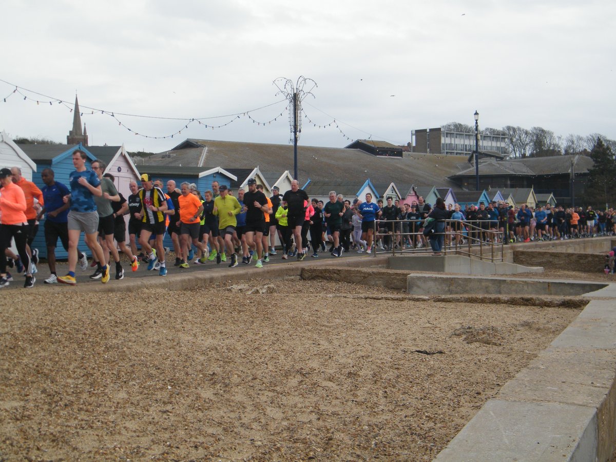 jonnyald's tweet image. down at Felixstowe beach #9am #runners #steadypace #crunching #sounds #lowvoices #verybreezy