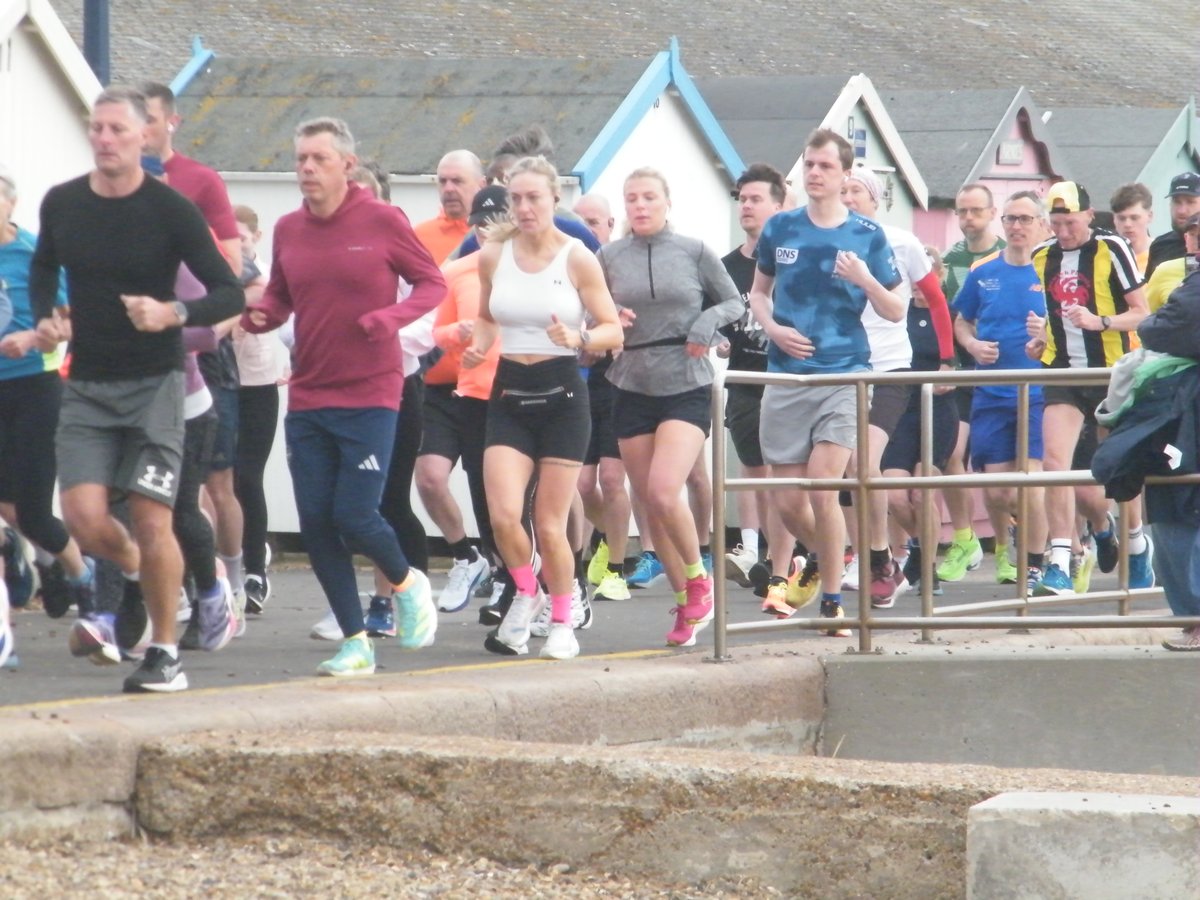 jonnyald's tweet image. down at Felixstowe beach #9am #runners #steadypace #crunching #sounds #lowvoices #verybreezy