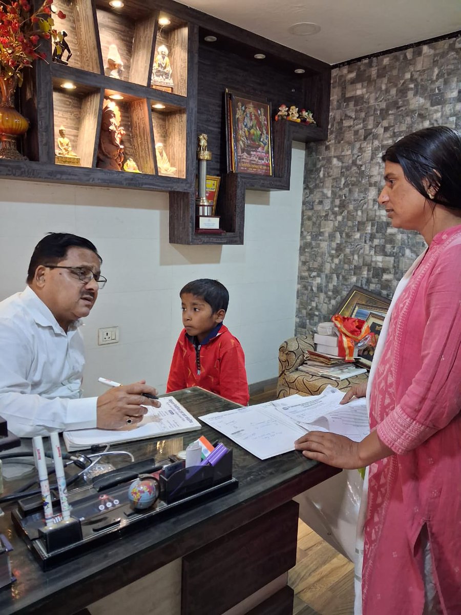 आज गोरखपुर आने पर अपना मूल चिकित्सीय काम करने का शुभ-अवसर मिला 

मन तो यही करता है कि महीने में कम से कम एक सप्ताह गोरखपुर आकर चिकित्सा कार्य करता रहूं