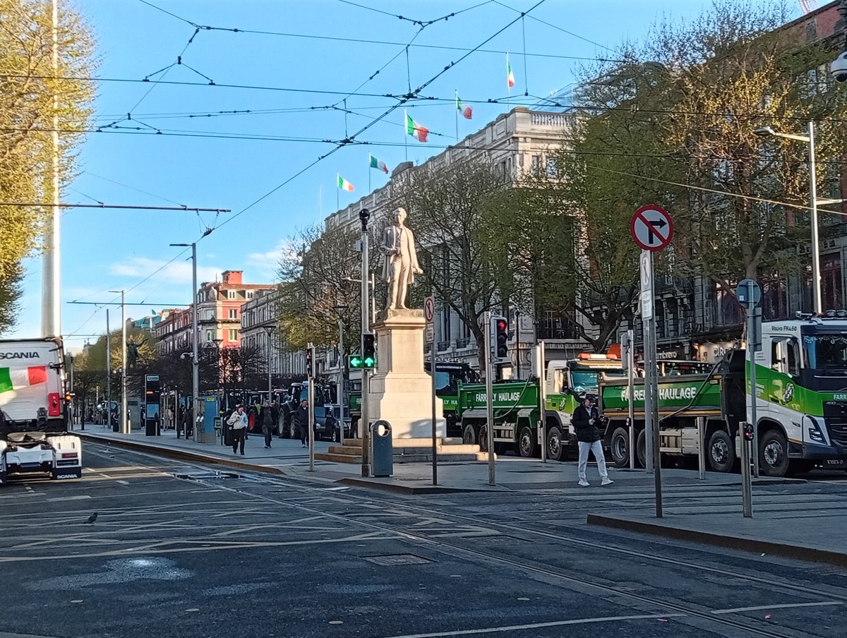 ObscureHistory5's tweet photo. @rtenews Dublin city centre at 7am this morning https://t.co/EMQNECNnjn