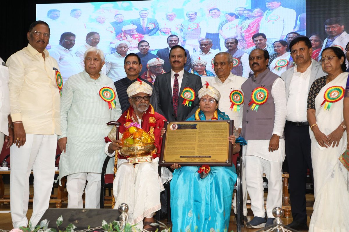 JoshiPralhad's tweet image. ಇಂದು ಧಾರವಾಡದ ಕರ್ನಾಟಕ ವಿಶ್ವವಿದ್ಯಾಲಯದ  ಅಡಿಟೋರಿಯಂನಲ್ಲಿ ಪ್ರೊ. ಎಚ್.ಬಿ. ವಾಲಿಕಾರ್ ಅಭಿನಂದನಾ ಸಮಿತಿಯು ಆಯೋಜಿಸಿದ ಪ್ರೊ. ಹೆಚ್. ಬಿ. ವಾಲಿಕಾರ್ ಅವರ ಸನ್ಮಾನ ಕಾರ್ಯಕ್ರಮದಲ್ಲಿ ಭಾಗವಹಿಸಿದ ಕ್ಷಣಗಳು. 

ನಾಡಿನ ಹೆಸರಾಂತ ಶಿಕ್ಷಣ ತಜ್ಞರು ಹಾಗೂ ಗಣಿತ ಶಾಸ್ತ್ರದ ಮೇಧಾವಿ ಪ್ರೊ. ಹೆಚ್. ಬಿ. ವಾಲಿಕಾರ್ ಅವರ 75ನೇ ಜನ್ಮದಿನದ ಅಂಗವಾಗಿ