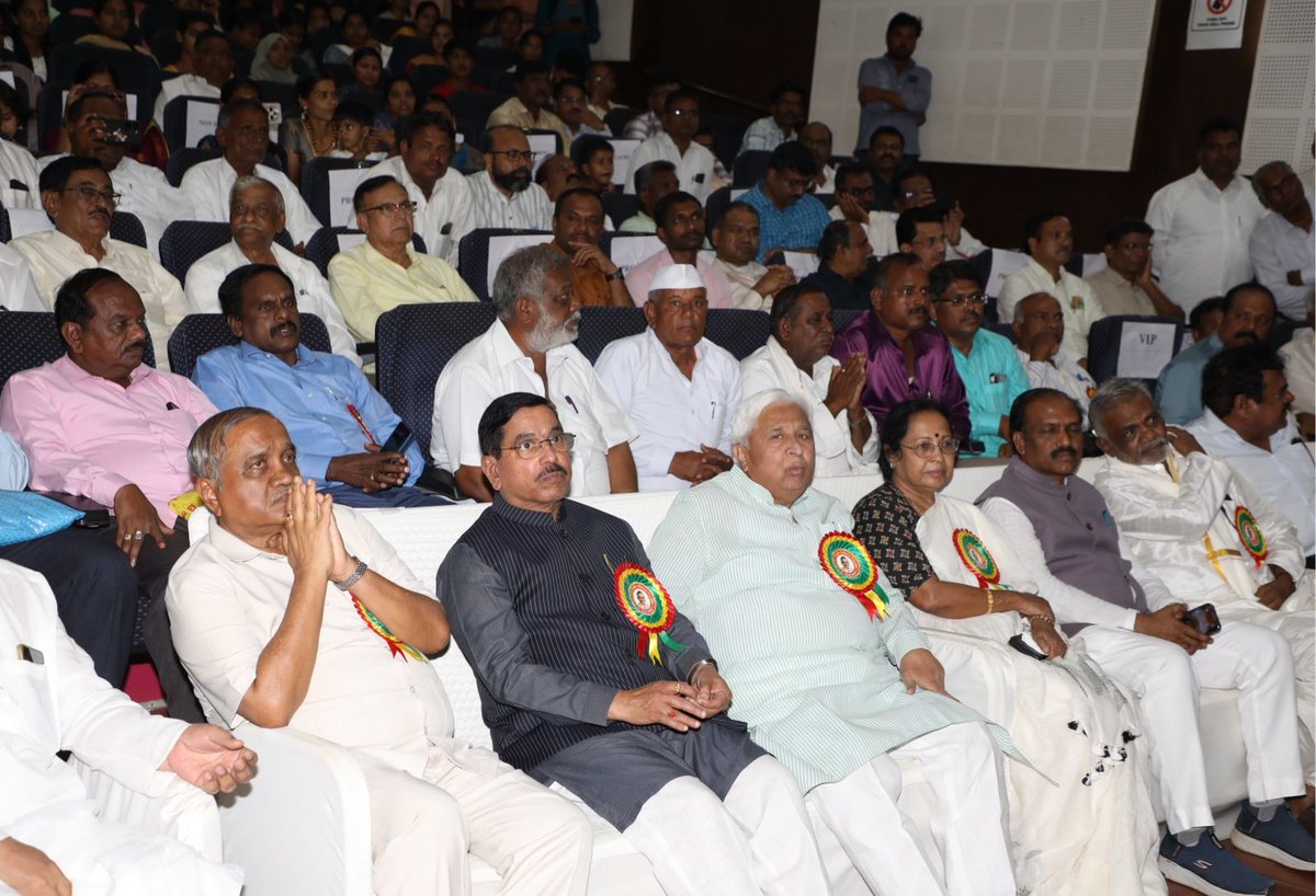 JoshiPralhad's tweet image. ಇಂದು ಧಾರವಾಡದ ಕರ್ನಾಟಕ ವಿಶ್ವವಿದ್ಯಾಲಯದ  ಅಡಿಟೋರಿಯಂನಲ್ಲಿ ಪ್ರೊ. ಎಚ್.ಬಿ. ವಾಲಿಕಾರ್ ಅಭಿನಂದನಾ ಸಮಿತಿಯು ಆಯೋಜಿಸಿದ ಪ್ರೊ. ಹೆಚ್. ಬಿ. ವಾಲಿಕಾರ್ ಅವರ ಸನ್ಮಾನ ಕಾರ್ಯಕ್ರಮದಲ್ಲಿ ಭಾಗವಹಿಸಿದ ಕ್ಷಣಗಳು. 

ನಾಡಿನ ಹೆಸರಾಂತ ಶಿಕ್ಷಣ ತಜ್ಞರು ಹಾಗೂ ಗಣಿತ ಶಾಸ್ತ್ರದ ಮೇಧಾವಿ ಪ್ರೊ. ಹೆಚ್. ಬಿ. ವಾಲಿಕಾರ್ ಅವರ 75ನೇ ಜನ್ಮದಿನದ ಅಂಗವಾಗಿ