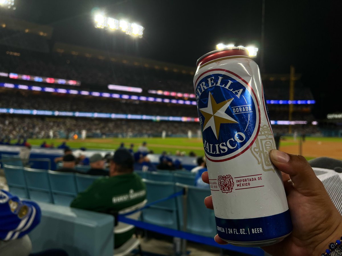 patijuanaa's tweet photo. Excellent evening w/ Muncy’s walk off HR! ⚾️🧢🔥 #aHuevo #Quiúbole #QuePex https://t.co/Z1l5L9FzxY