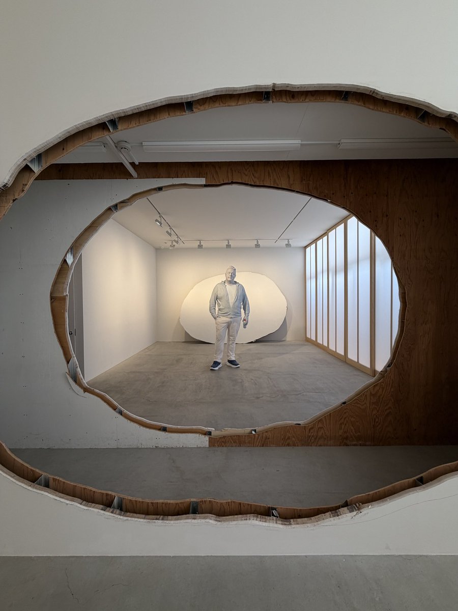 いま東京・表参道エリアではケリス・ウィン・エヴァンス（草月会館〜4/25）、リナ・バネルジー（エスパスLV〜9/13）、ウルス・フィッシャー（ファーガスマカフリー〜7/11）という国際的に活躍する素晴らしい作家たちの個展が、全て無料で見られます。頑張れば徒歩圏内。