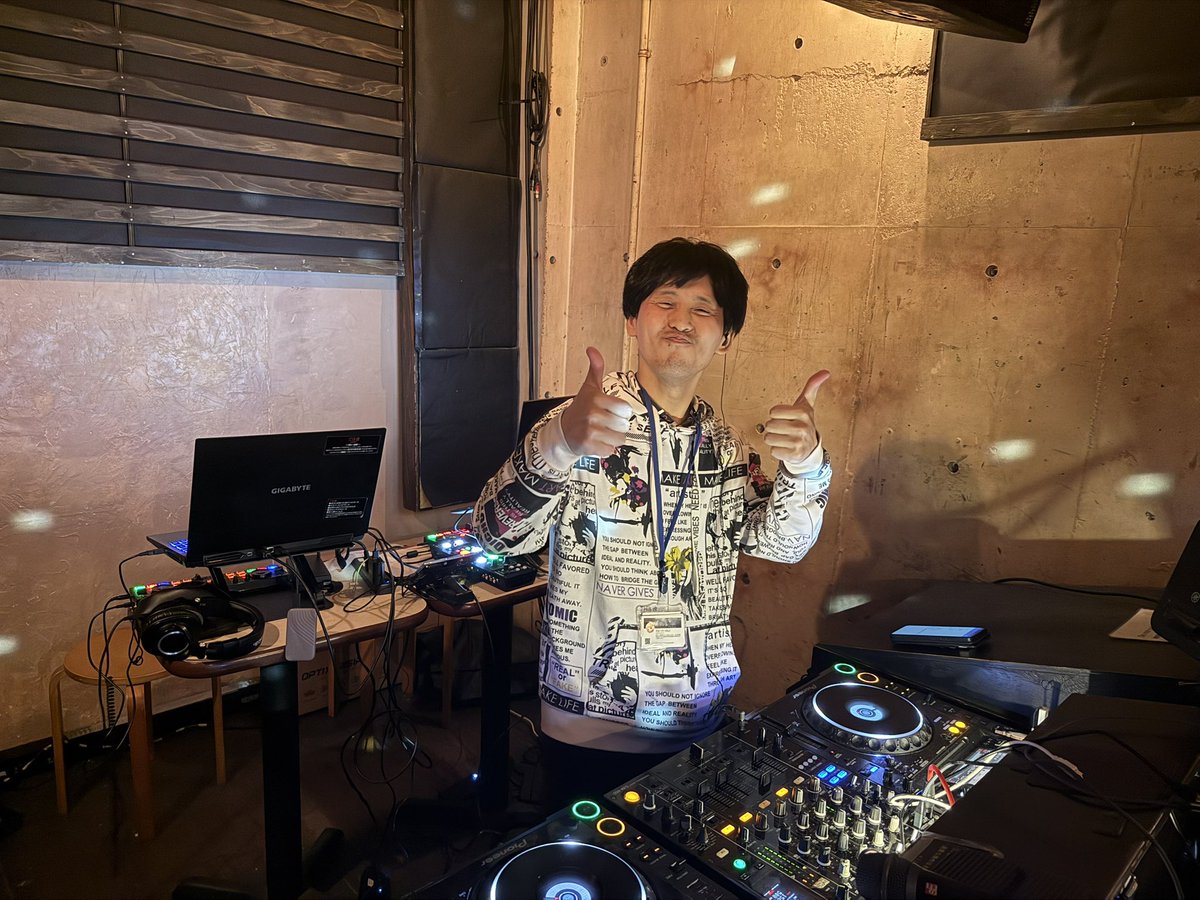 no_desERG's tweet photo. #no_des 
ラウンジ7番手DJ クエーバー！

ラウンジはいよいよ終盤へ！
流れを継承しつつ、最後まで楽しみましょう🙌 https://t.co/4ROrhDGJ5D
