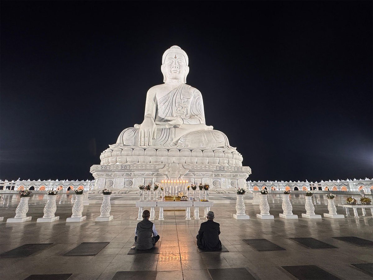 ani_digital's tweet image. MoS Kirti Vardhan Singh offers prayers at Maravijaya Pagoda in Naypyidaw

Read @ANI Story |aninews.in/news/world/asi…
#Myanmar #MoS #KirtiVardhanSingh