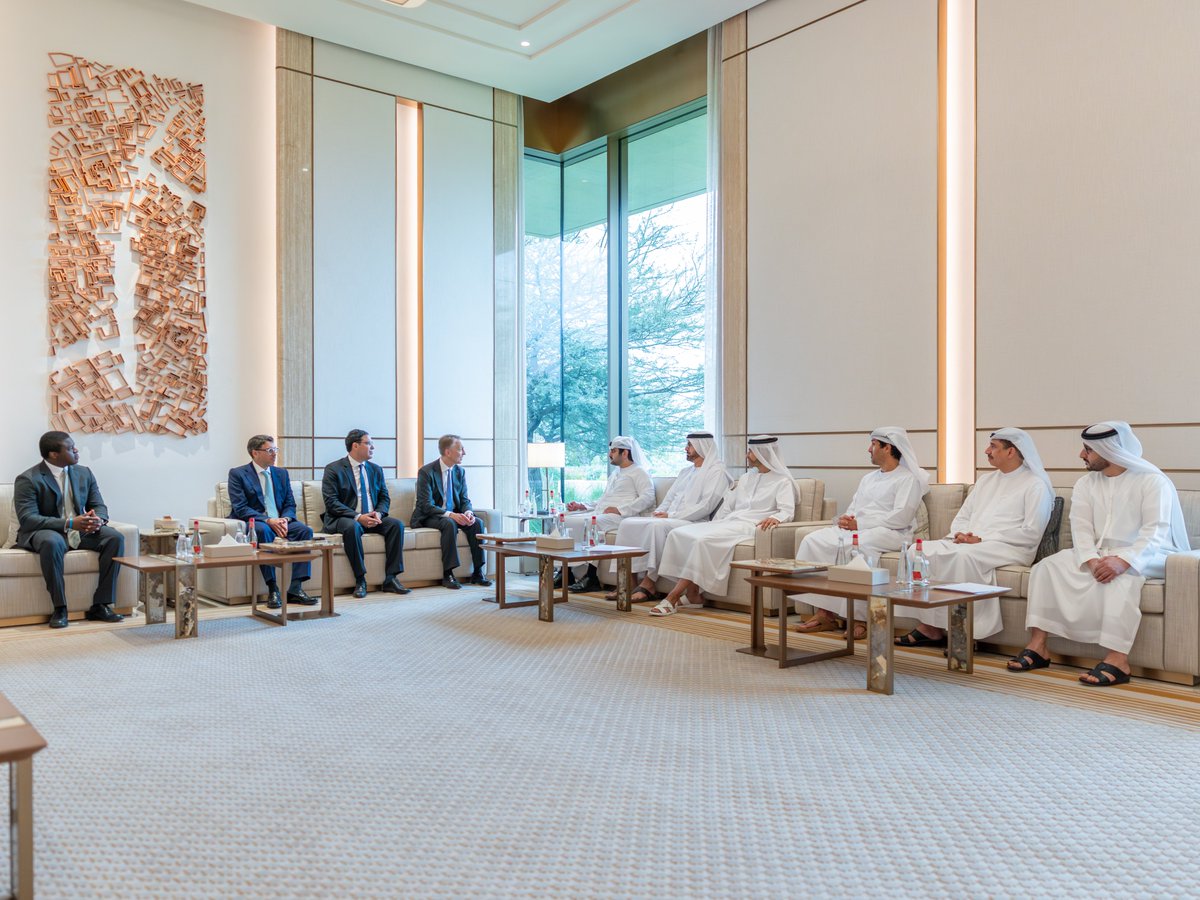 DXBMediaOffice's tweet image. مكتوم بن محمد يلتقي بروس فلات، الرئيس التنفيذي لمجموعة بروكفيلد لإدارة الأصول والاستثمارات البديلة، وجرى خلال اللقاء بحث سبل توسيع آفاق التعاون في ضوء ما تقدمه دولة الإمارات ودبي من قيمة مضافة لمجتمع الاستثمار العالمي. وتطرّق اللقاء إلى مختلف المميزات التي توفرها دبي لمجتمع