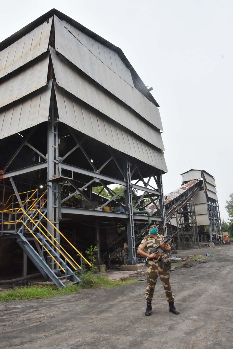 CISFHQrs's tweet image. CISF: Securing India’s Rarest National Treasure 💎🇮🇳

Amid the rugged terrain of Diamond Mining Project (DMP), Panna, dense forest surroundings and the constant challenge of wildlife movement, CISF personnel maintain an unwavering watch over India’s only mechanised diamond mining