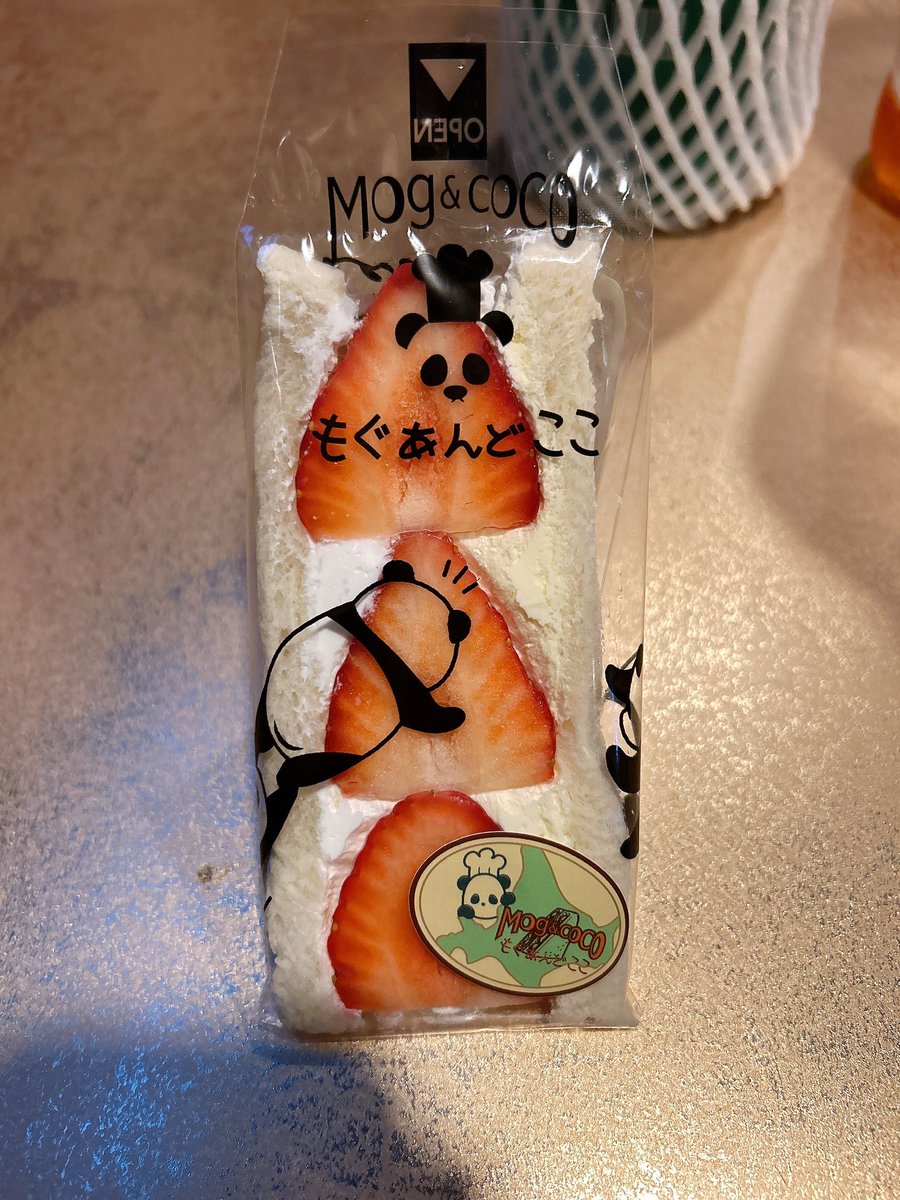 noid1001's tweet photo. 最近この「限界！いちごサンドウィッチ」がおいしくてドンホに行くとついつい買ってしまうなー！

苺がほんとにでかいです☆ https://t.co/2F5PfV2Epo