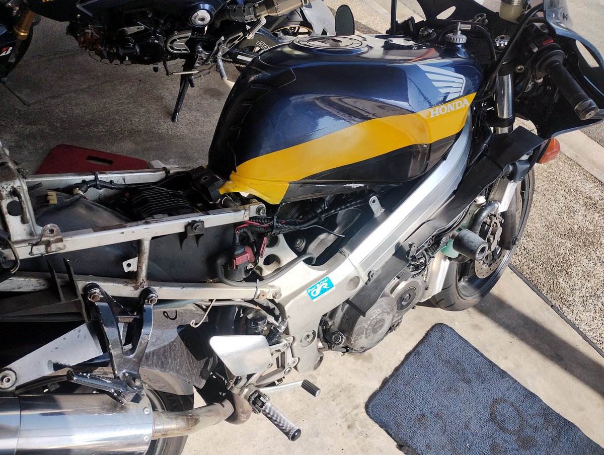 家の用事の合間にVFRのトラブルシュート

プラグを新品に変えても駄目だったので、ジェット類を分解して清掃組み立て

とりあえずエンジンかかるようになりました😅

一安心。