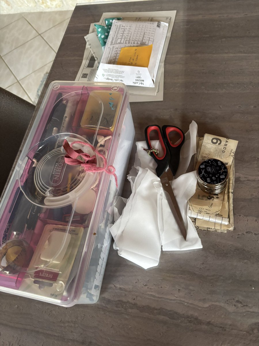 JosephineFrad's tweet image. Voilà, c’est fait : j’ai fini de découper toutes les pièces du patron. Il y en a bcp : le travail va être complexe 
#couture #faitmain #sewing