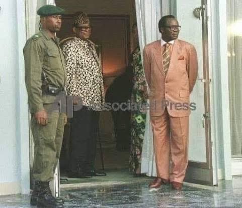 KimKimuntu's tweet image. Connaissons Notre #Histoire

RÉPUBLIQUE DU ZAÏRE - MOBUTU - NGBANDI

Archive : 

Le début des années 1990 coïncide avec la prise en otage de l’armée et des services de renseignements militaires et civils par les Ngbandi. Pour les paranoïaques et autres opportunistes civils et