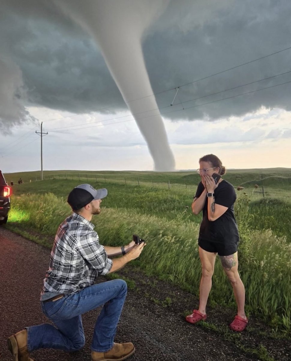 insidefolkative's tweet image. Pria pemburu badai ini melamar sang kekash tepat di depan tornado.