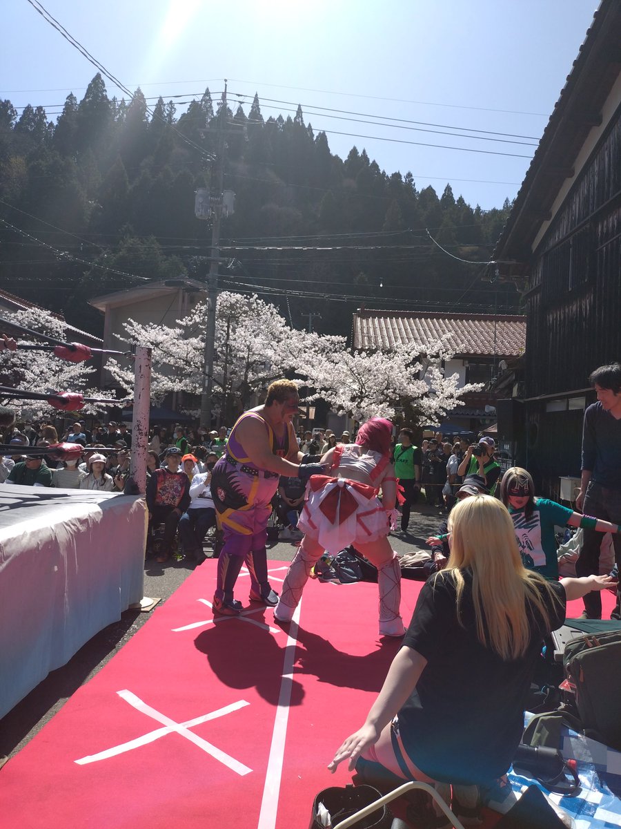 私の座ってる砂かぶりの座敷席に乱闘しに来たアジャ選手😨
スゲー迫力！

その様相はまさに街を壊し暴れまわる怪獣そのものでした😨