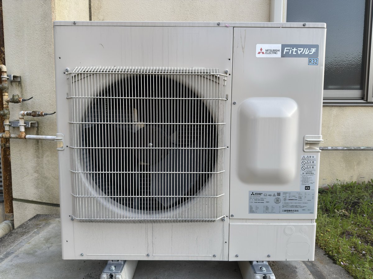 krmtstgik's tweet photo. 三菱電機Fitマルチ！

筐体の一部が出っ張っていますね

#室外機 https://t.co/6V8hzGHjv0