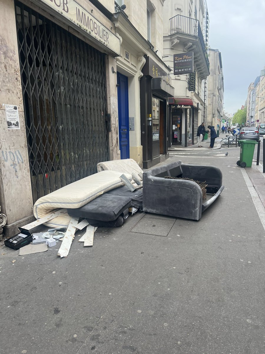 Encombrement illégal de l’espace public. Avec la complicité de la mairie #saccageparis <a href="/Paris19e/">Mairie du 19e</a> <a href="/Paris/">Paris</a>
0️⃣verbalisation <a href="/PMdeParis/">Police Municipale de Paris</a> inopérante