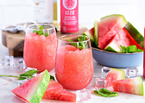 lauraanicole's tweet photo. 5-Minute Watermelon Mint Cooler  Chop 1 cup watermelon + 5 mint leaves → Blend until smooth → Strain (optional) → Add ice!  Sweet, hydrating, u0026 zero added sugar. Perfect for beating summer heat! https://t.co/2kUTLdckVv