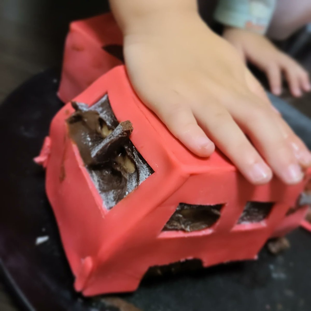 0yyxCeQioxevDaH's tweet photo. 頑張って作った消防車🚒
事故車にして全体重でプレスして食べました

#ガトーショコラ
#バナナサンド
#ガナッシュクリーム 
#消防車
#お誕生日おめでとう https://t.co/uH8NO4mazl
