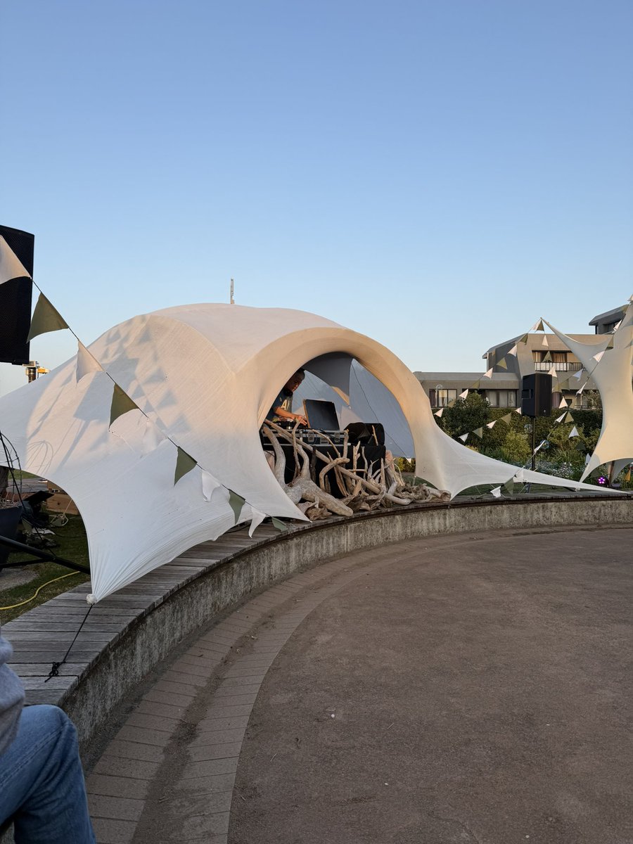 とにを tweet media