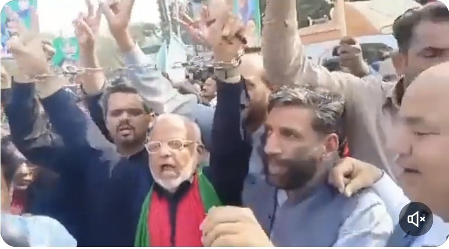 اطلاعات یہ ہیں کہ اعجاز چوہدری کی صحت خطرناک حد تک گر چکی ہے۔گردے صرف 20٪ کام کر رہے ہیں اور وزن تیزی سے کم ہو رہا ہے۔
یہ وقت سیاست یا گروہ بندی کا نہیں، انسانیت کا ہے۔ جس کی کوئی آواز نہیں بنتا، آج اس کی آواز بنیں۔
اعجاز چوہدری کی فوری رہائی کے لیے ہر سطح پر بات اٹھائیں۔