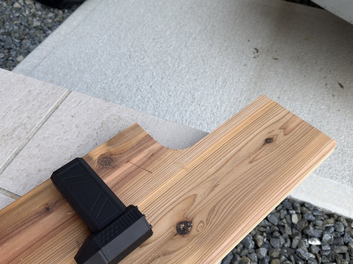 penomo's tweet image. 弟に誕生日プレゼントでもらった電動ノコが、モニタースタンドDIYに活躍している🪚