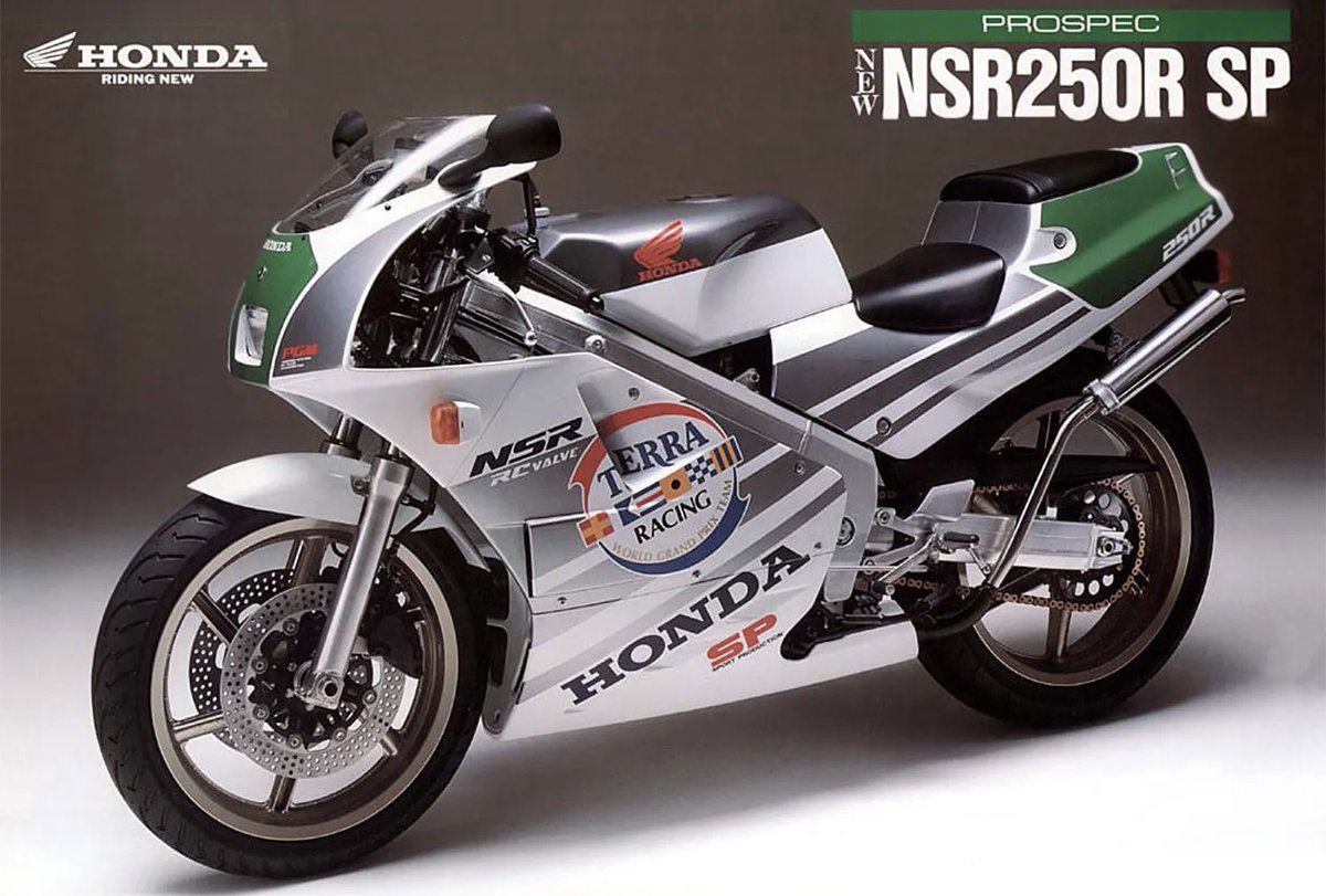 PutiMotor's tweet photo. '89 ホンダ「NSR250R(MC18)」

'88 NSR250R（MC18）から、更にライバルに差をつけるマイナーチェンジ

エンジンの電子制御化が一段と進み、排気音の静けさと共に熟成の度合いは世代交替したかと思うほど

乾式クラッチなど、各種パーツを専用開発したSPバージョンもリリース

https://t.co/6ihPNkkokZ https://t.co/cQYtvME3NK