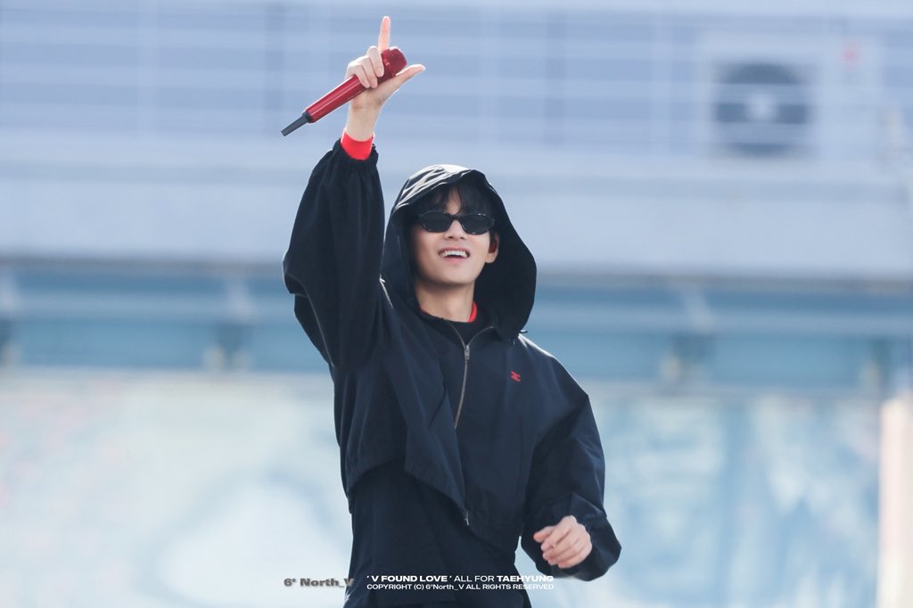 6 ° North_V tweet media