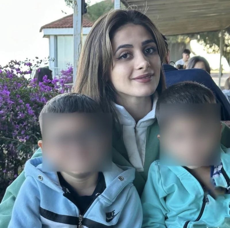 emrullaherdinc's tweet photo. 🔴Çocuklarını Korumak İçin Üzerlerine Kapanan Anne Hayatını Kaybetti

Antalya-Isparta karayolunda meydana gelen trafik kazasında anne hayatını hayatını kaybetti, 2'si çocuk 4 kişi yaralandı.

Kazada hayatını kaybeden annenin kaza anında arka koltukta oturan çocuklarını korumak için üzerlerine kapandığı öğrenildi.