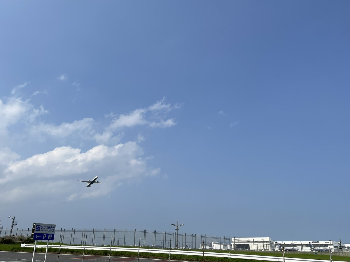 redtail_moto's tweet photo. 本日は、午前中にオイル交換。
天気が良いので、そのまま成田空港のそばの「ひこうきの丘」へ。
ワールドフレーバーカフェでスモークサーモンとジンジャーエールを買って、一休み。とても美味しかったです。
しかし、今日は暑かった。
#XDiavelV4 https://t.co/2tahwv58YM