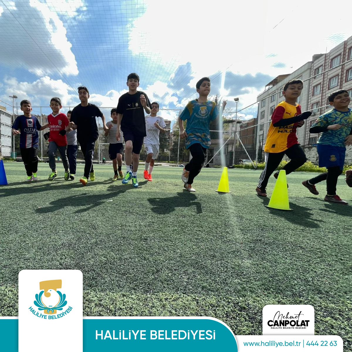 haliliye_bld's tweet photo. Geleceğin yıldızları sahada yetişiyor. ⚽

🔹 Futbol kursumuzda çocuklarımız hem sporla buluşuyor hem de disiplin, takım ruhu ve özgüven kazanıyor.

Çocuklarımızın sağlıklı ve güçlü bireyler olarak yetişmesi için spora destek olmaya devam ediyoruz. 💪 https://t.co/8qc4c3B1jm